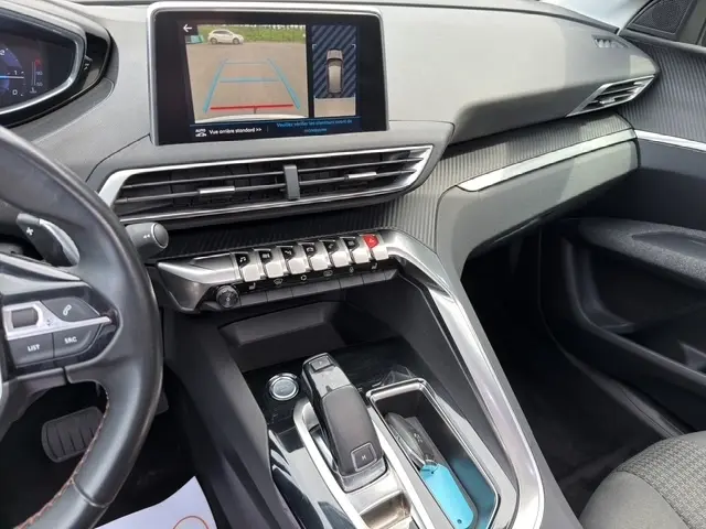 Vue intérieure avant droite de la Peugeot 208 gris platinium, volant cuir multifonctions et écran tactile 7 pouces.