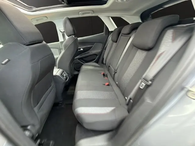 Vue intérieure côté droit montrant la banquette arrière grise avec ceintures et appuie-têtes dans une Peugeot 208 2017.