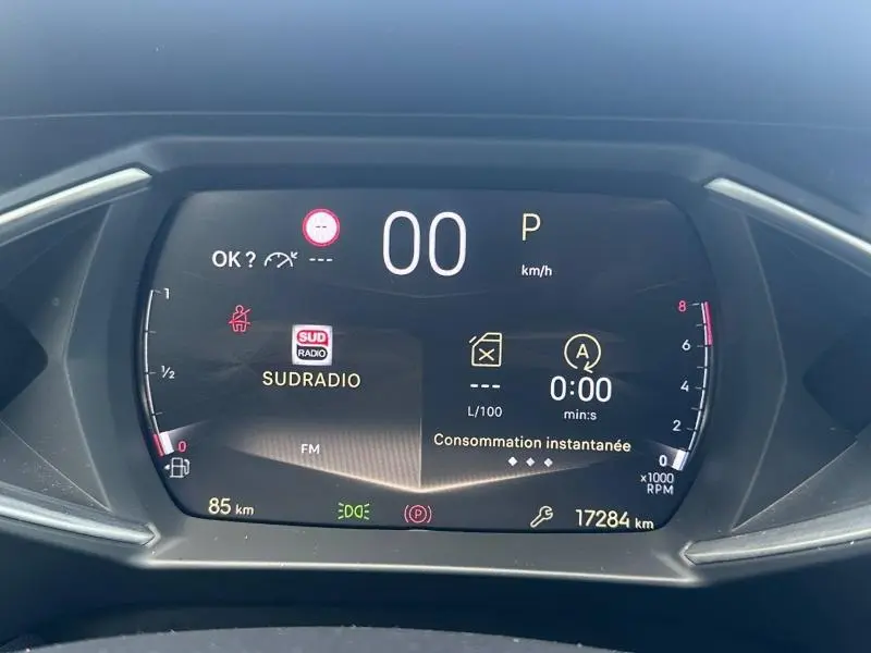Tableau de bord numérique de DS3 2024 affichant vitesse à 0 km/h, radio Sud Radio et consommation instantanée.