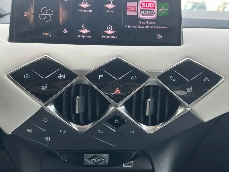 Vue rapprochée de la console centrale du DS3 2024, avec commandes tactiles noires et aérateurs chromés.
