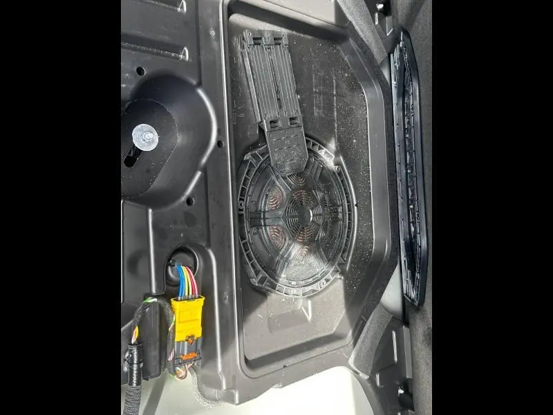 Détail du caisson de basse intégré dans le coffre du DS3 2024, avec connectique électrique visible.