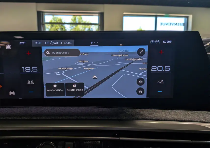 Écran tactile central du Peugeot 3008 Hybrid 145 en intérieur, affichant la navigation et la climatisation.