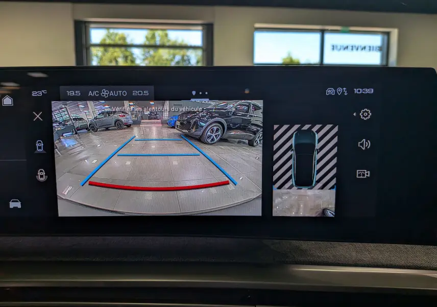Écran multimédia du Peugeot 3008 Hybrid 145 ch montrant la caméra de recul avec vue arrière et guidage de trajectoire.