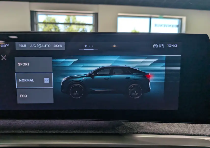 Affichage intérieur de la Peugeot 3008 Hybrid 145 ch en bleu Obsession, vue profil gauche sur écran tactile avec mode de conduite sélectionné.