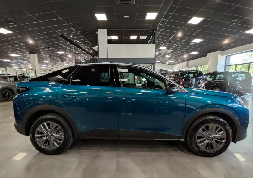 Vue latérale droite du Peugeot 3008 Hybrid 145 CH e-DCS6 Allure en Bleu Obsession, avec jantes alliage et toit noir contrasté.