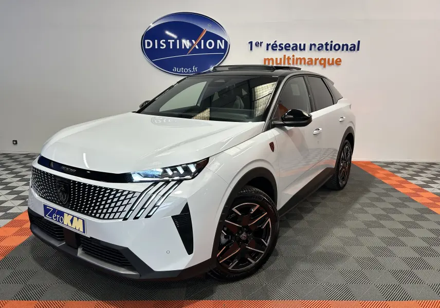Peugeot 3008 Hybrid blanc Okenite en 3/4 avant droit, toit panoramique et jantes biton noires visibles.