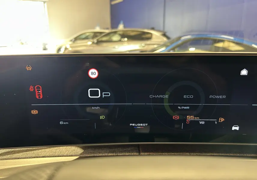 Affichage numérique du tableau de bord du Peugeot 3008 Hybrid blanc, vue frontale centrée sur l'écran de contrôle.
