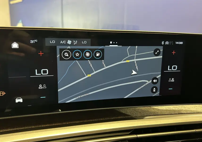 Écran tactile central du tableau de bord du Peugeot 3008 III Hybrid, affichant la navigation et commandes climatisation.