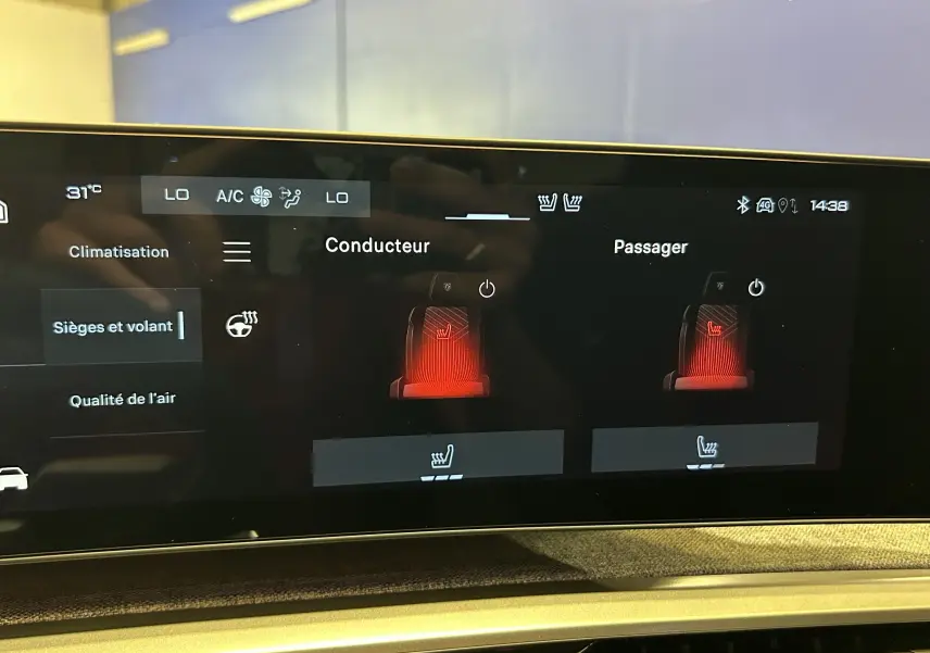 Écran tactile intérieur du Peugeot 3008 III Hybrid blanc, affichant le réglage des sièges chauffants conducteur et passager.