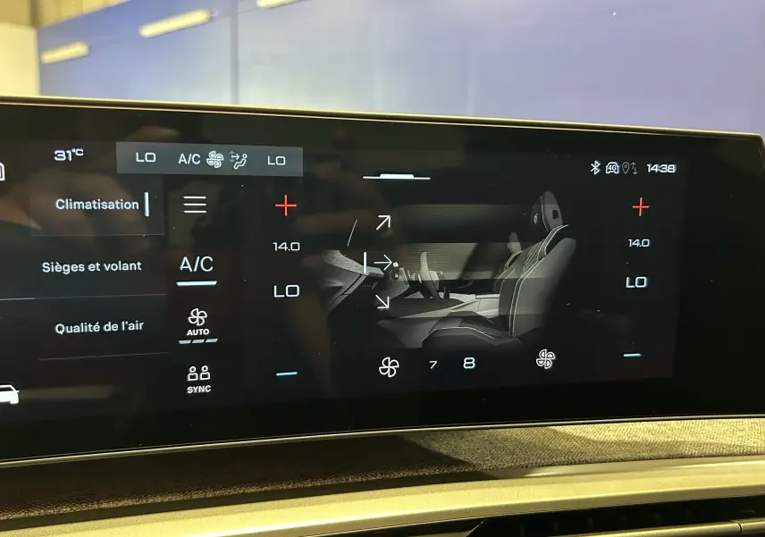 Écran tactile intérieur du Peugeot 3008 Hybrid blanc, affichant les réglages de climatisation et sièges en vue frontale.