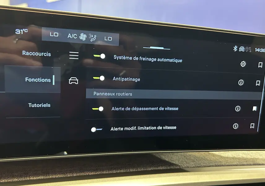 Écran tactile intérieur du Peugeot 3008 Hybrid 2026 affichant les réglages d’aides à la conduite.