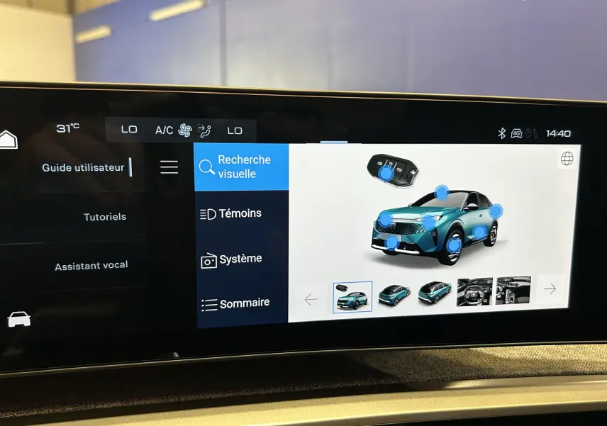 Écran tactile intérieur montrant une vue 3/4 avant d’un Peugeot 3008 bleu sur fond blanc avec clé à distance.
