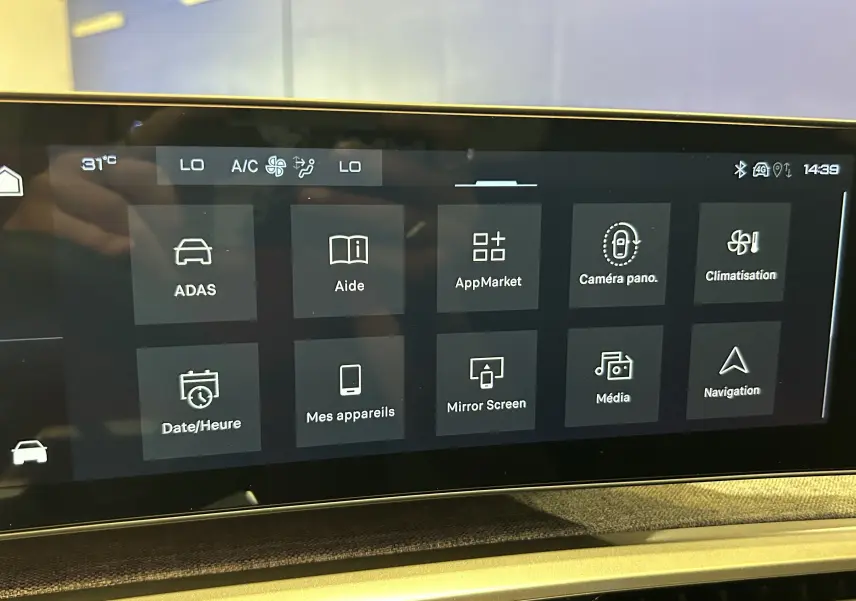 Écran tactile central du Peugeot 3008 Hybrid 2026 affichant les menus ADAS, Aide, AppMarket, caméra panoramique et climatisation.