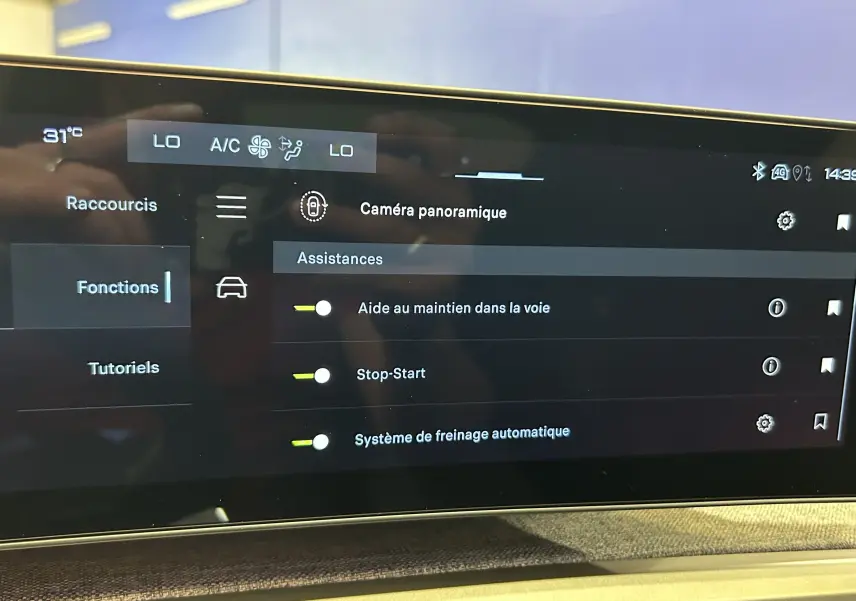 Écran tactile intérieur du Peugeot 3008 Hybrid 2026 affichant les assistances à la conduite, vue rapprochée.