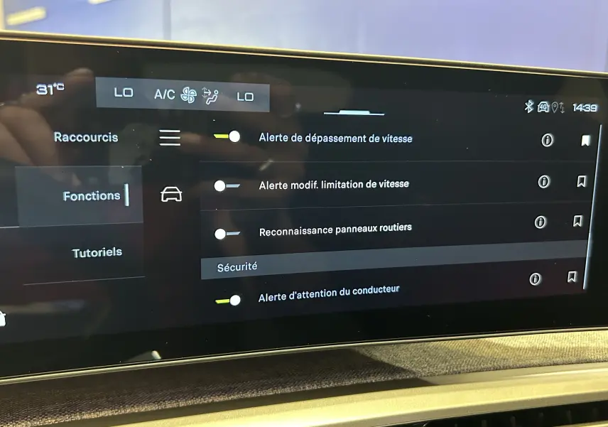 Écran tactile intérieur du Peugeot 3008 Hybrid 2026 affichant les réglages d'alertes de sécurité conducteur.