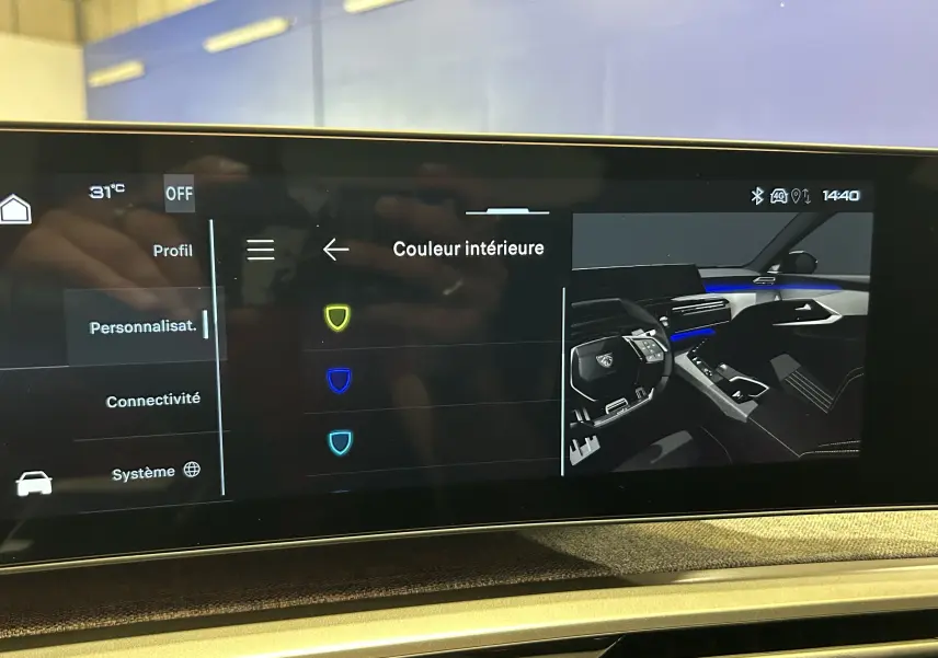 Écran tactile intérieur montrant les options de couleur d'ambiance avec vue virtuelle du tableau de bord du Peugeot 3008 blanc.