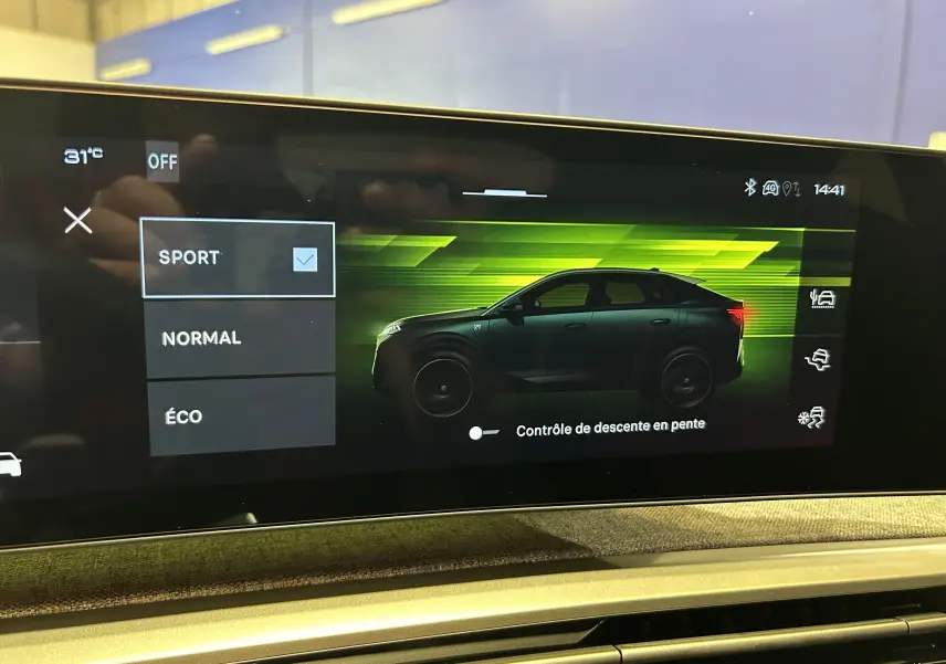 Affichage numérique intérieur montrant un profil latéral sombre du Peugeot 3008 III Hybrid sur fond vert dynamique.