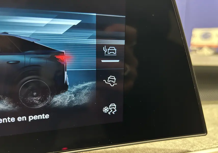 Écran intérieur montrant une illustration arrière gauche du Peugeot 3008 blanc Okenite avec effets d'eau et icônes d'assistance.