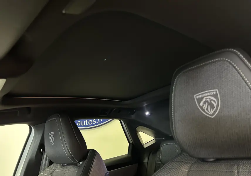 Vue intérieure du toit ouvrant panoramique et des appuie-têtes avant brodés Peugeot du 3008 blanc Okenite.