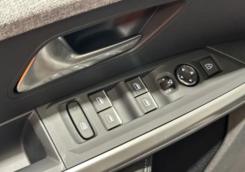 Gros plan sur les commandes de lève-vitres et rétroviseurs côté conducteur du Peugeot 3008 III Hybrid blanc Okenite.