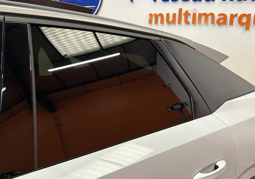 Gros plan sur la porte arrière côté droit du Peugeot 3008 blanc Okenite avec vitrage teinté et toit biton noir.
