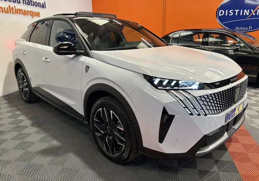 Peugeot 3008 III Hybrid blanc Okenite en 3/4 avant droit, avec toit panoramique et jantes noires biton.