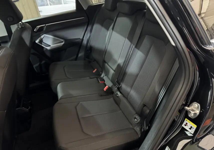Vue intérieure côté droit des sièges arrière noirs de l'Audi Q3 35 TFSI 150 MHEV Business Line 2022.