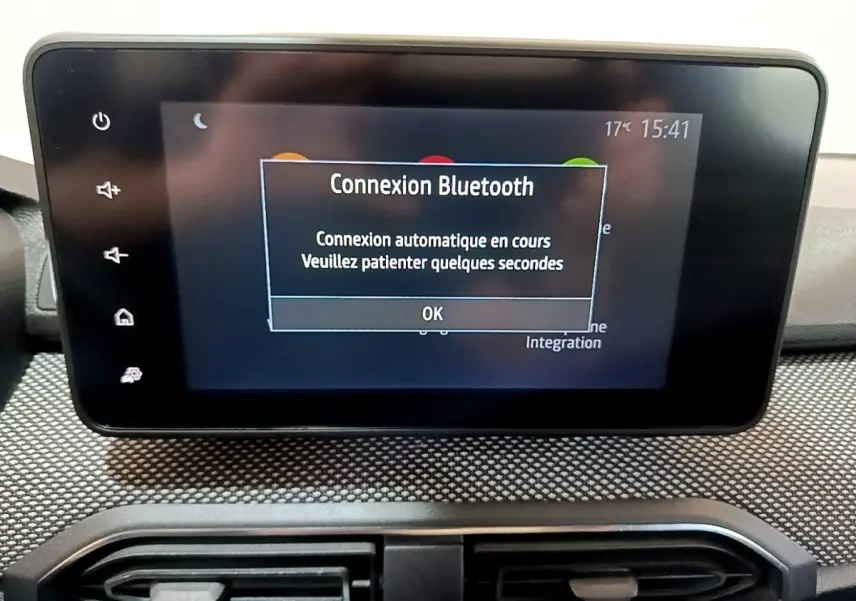 Écran tactile central de la Dacia Sandero blanc 2022 affichant une connexion Bluetooth en cours.