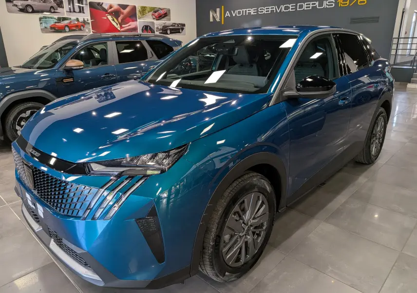 Peugeot 3008 Hybrid 145 ch en Bleu Obsession, vue 3/4 avant droit dans un showroom lumineux.