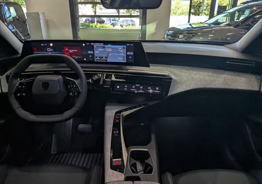 Vue intérieure du tableau de bord et volant du Peugeot 3008 Hybrid 145 CH e-DCS6 Allure avec écran numérique panoramique.