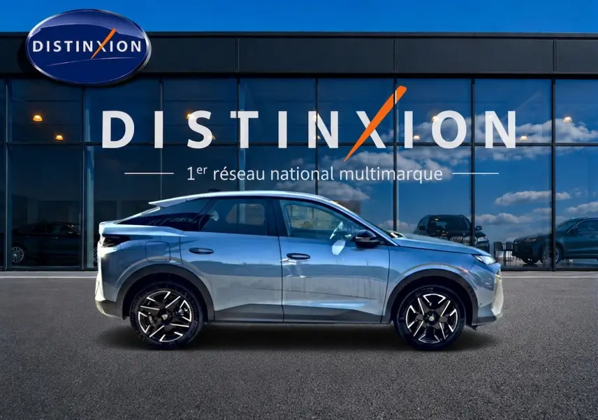 Peugeot 3008 bleu en profil droit, avec jantes alliage noires et toit blanc sur fond de vitrine Distinxion.
