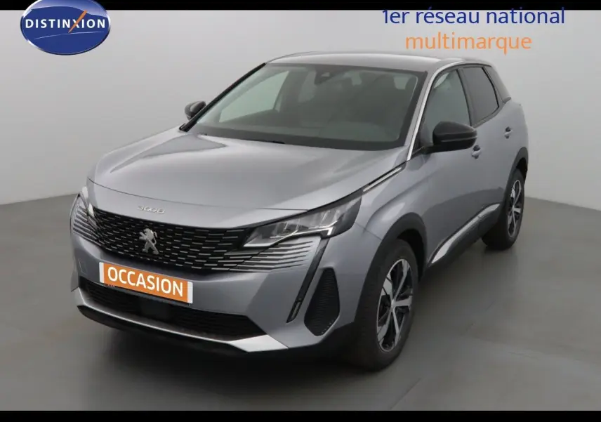 Peugeot 3008 gris Artense métal en 3/4 avant droit, avec calandre noire et jantes bi-ton.