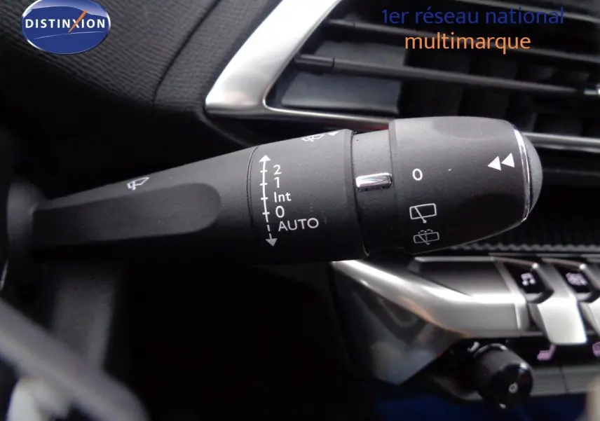 Écran multimédia du Peugeot 3008 2023 montrant la caméra de recul et l'affichage de la température intérieure.