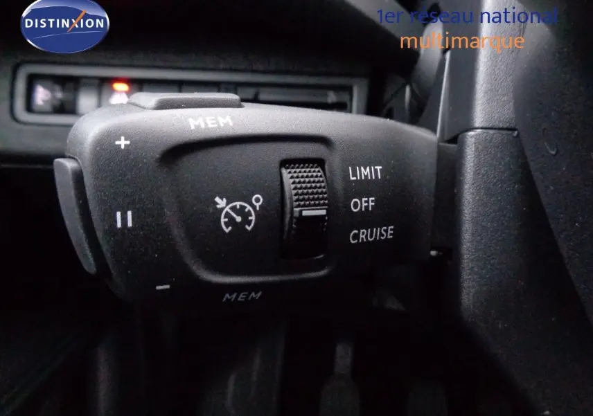 Écran tactile central du Peugeot 3008 2023 affichant les réglages d'aide à la conduite et climatisation.