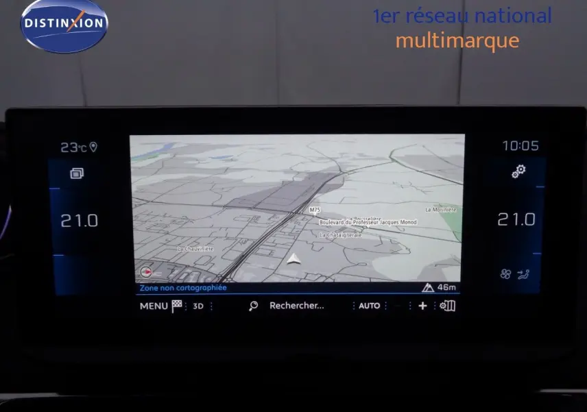 Écran tactile central du Peugeot 3008 2023 affichant les réglages de la climatisation automatique avec température à 20,5° et 20,0°.