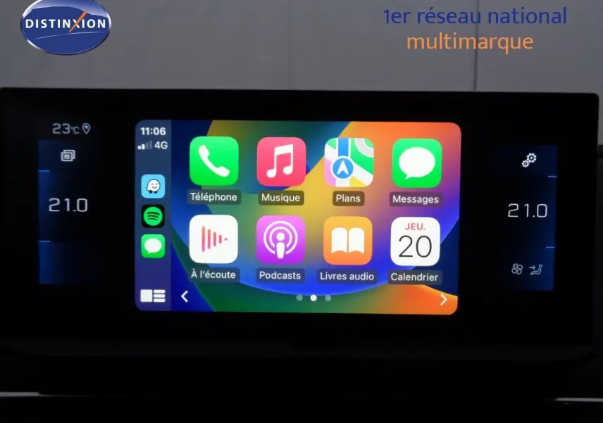 Vue frontale rapprochée du volant cuir noir du Peugeot 3008 2023 avec tableau de bord numérique et écran tactile.