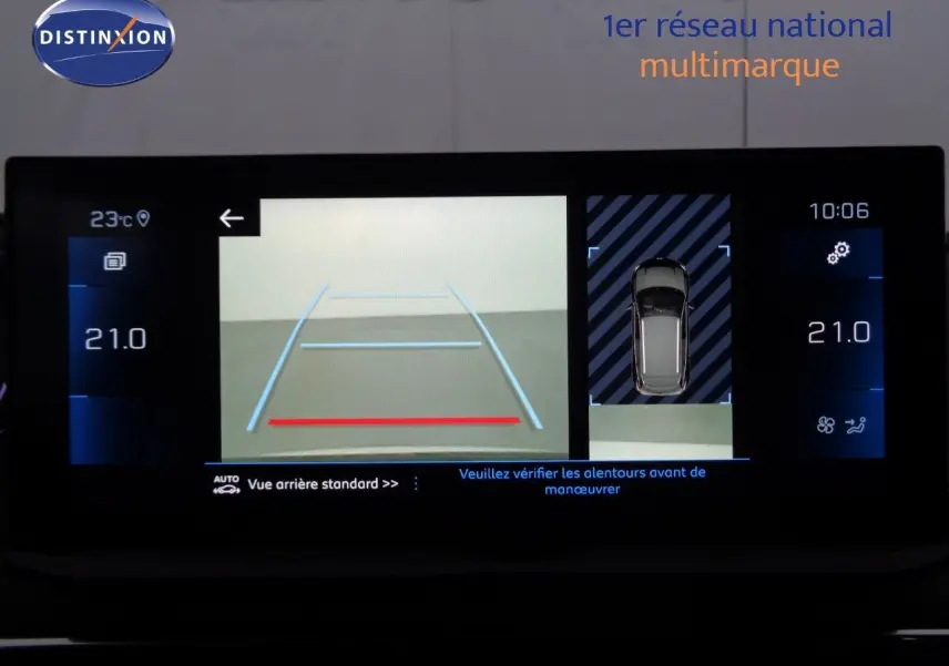 Gros plan sur la commande des phares et clignotants à gauche du tableau de bord du Peugeot 3008 gris Artense 2023.