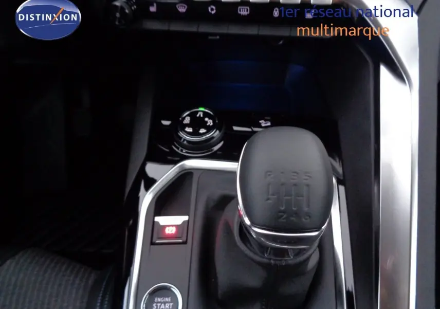 Gros plan sur la manette d'essuie-glace du Peugeot 3008 gris Artense, avec détails des réglages et aérateurs noirs.