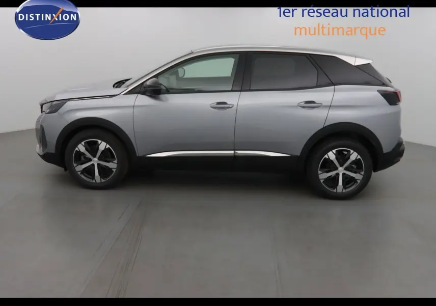 Vue 3/4 arrière droite d'un Peugeot 3008 gris Artense métallisé avec feux arrière à griffes rouges et toit noir.