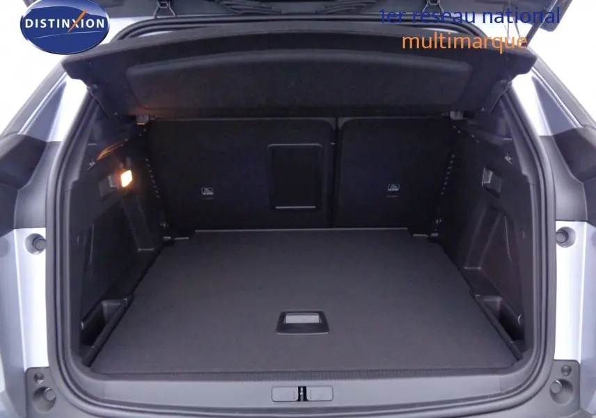 Gros plan sur la commande de régulateur de vitesse noire à gauche du volant du Peugeot 3008 gris Artense 2023.