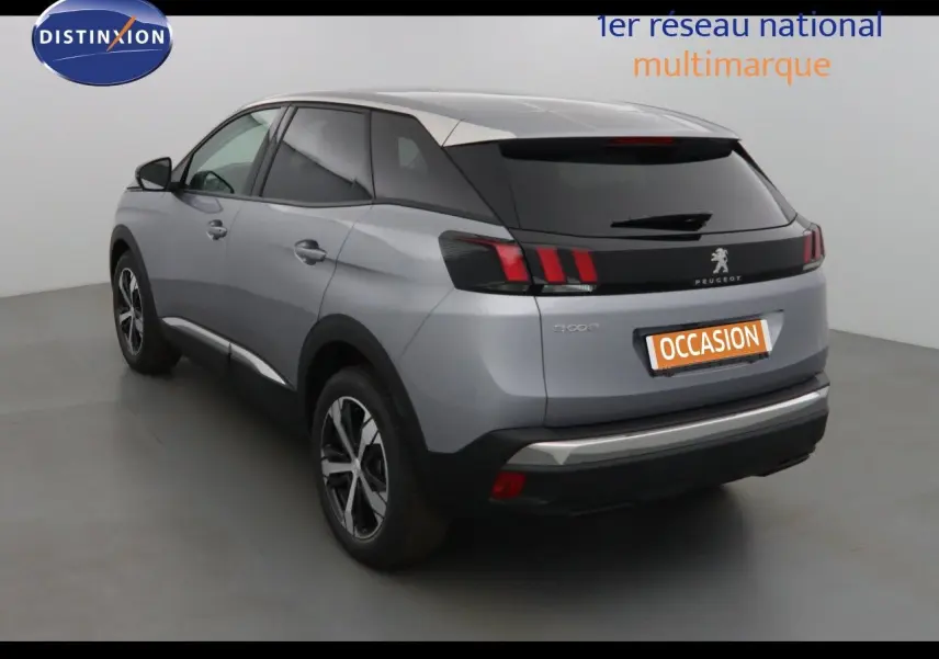 Profil côté gauche du Peugeot 3008 2023 gris Artense métallisé avec toit noir et jantes bi-ton.