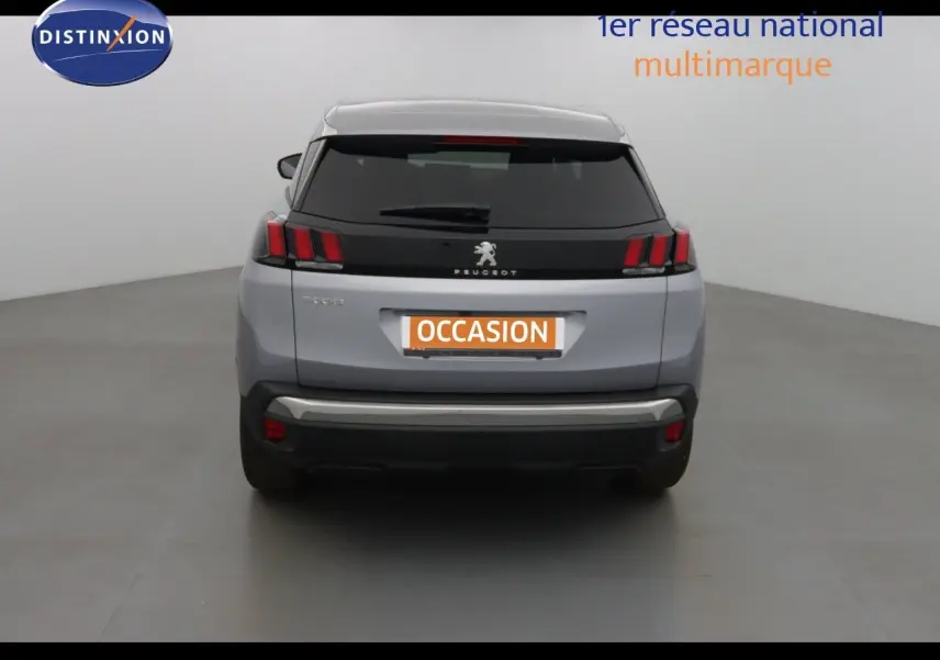 Peugeot 3008 gris Artense métal vue de face dans un studio, avec calandre noire et phares LED distinctifs.