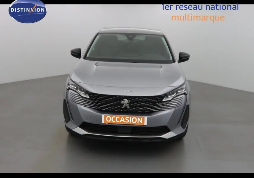 Vue arrière d'un Peugeot 3008 gris Artense métal 2023 avec feux arrière à trois griffes distinctives.
