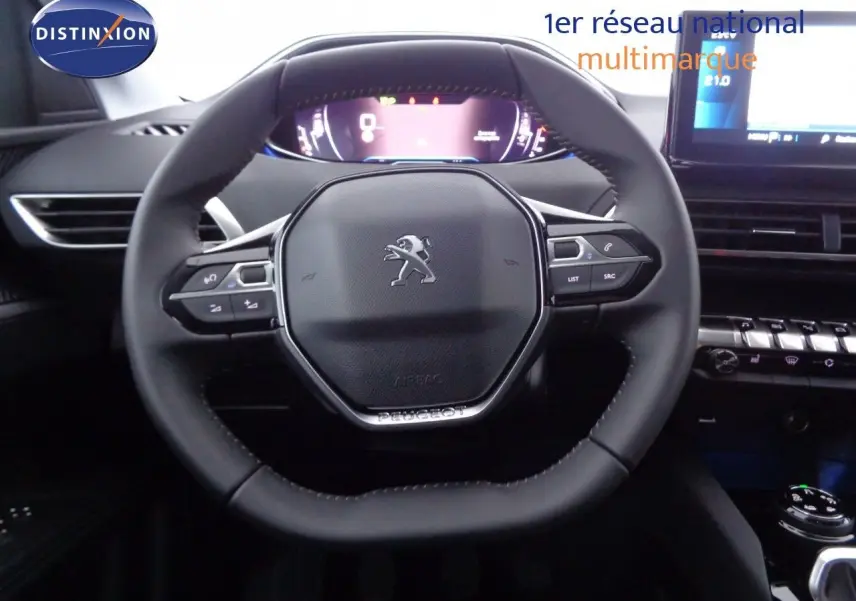 Écran central du tableau de bord du Peugeot 3008 2023 affichant la navigation et la climatisation digitale.