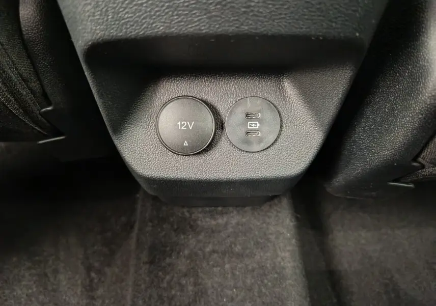 Prise 12V et double port USB-C pour recharge, vue rapprochée de la console arrière du Ford Puma bleu 2025.