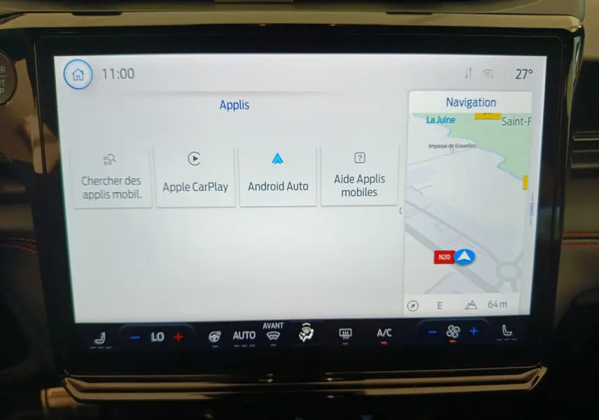 Écran tactile central du Ford Puma 2025 bleu, affichant navigation et options Apple CarPlay et Android Auto.