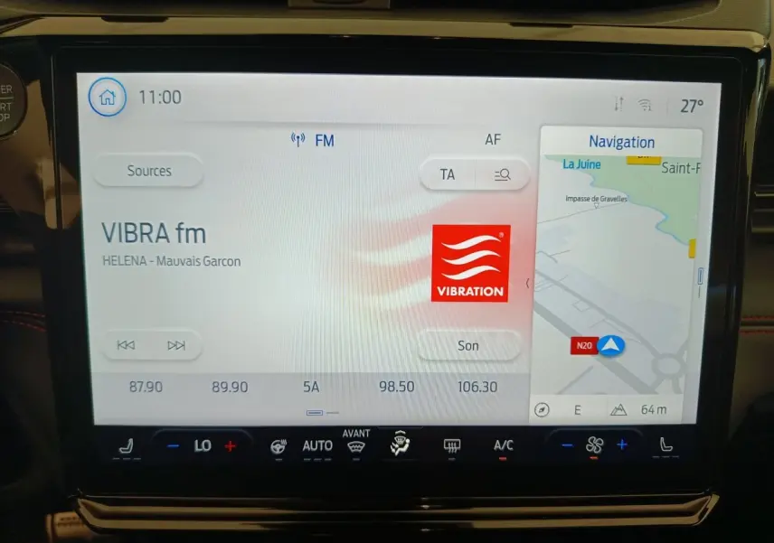 Écran tactile central du Ford Puma 2025 affichant radio VIBRA fm et navigation avec carte détaillée.