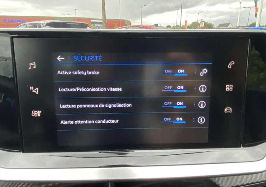 Écran tactile intérieur de la Peugeot 208 bleu affichant les options de sécurité activées