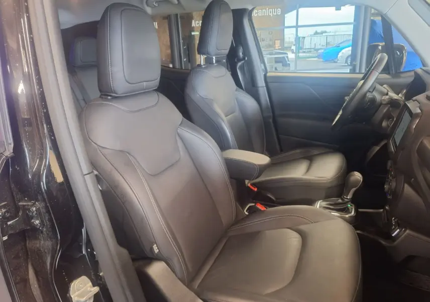 Vue intérieure côté conducteur du Jeep Renegade noir 2024, sièges en cuir noir et console centrale avec boîte automatique.