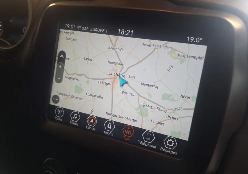 Écran tactile de navigation affichant une carte routière dans l'habitacle du Jeep Renegade noir 2024.